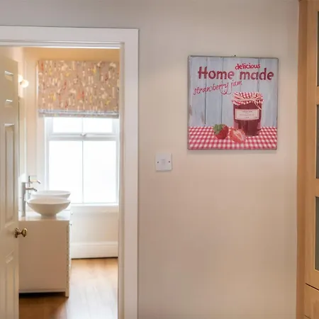 Holiday home 3 Bed In Hh084 *